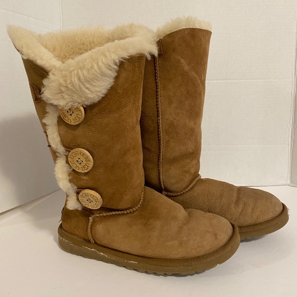 UGG Bailey Button Triplet II Sheepskin Boot, in Chestnut, Size 6 - Picture 1 of 5